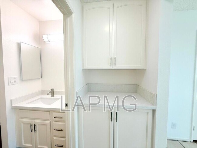 Building Photo - 207 N Mathews St