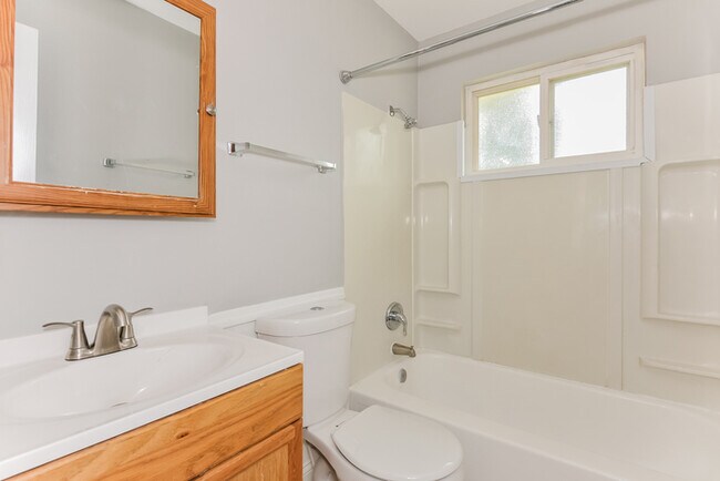 Building Photo - Inviting 3-Bedroom Home in St. Louis, MO