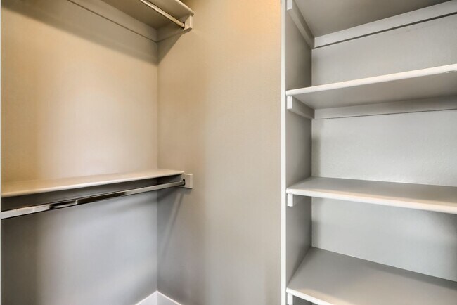 Building Photo - 3 bedroom Townhome + 2 Large Flex Spaces &...
