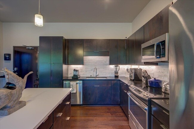 Building Photo - 825 E Mifflin St