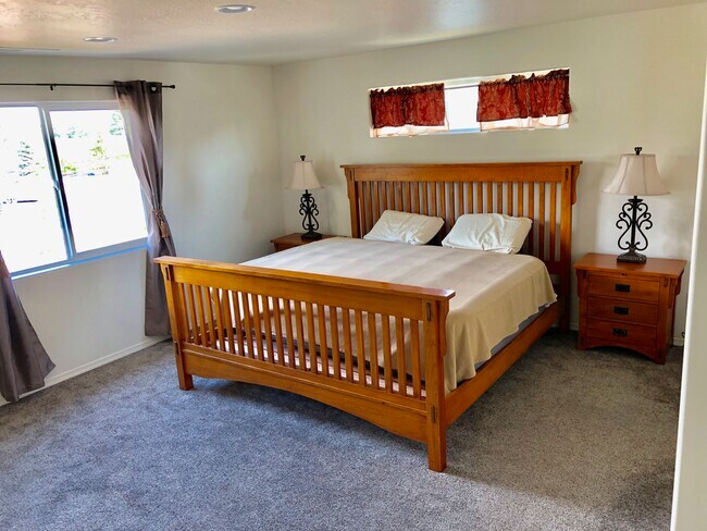 Building Photo - 61489 SE Luna Pl