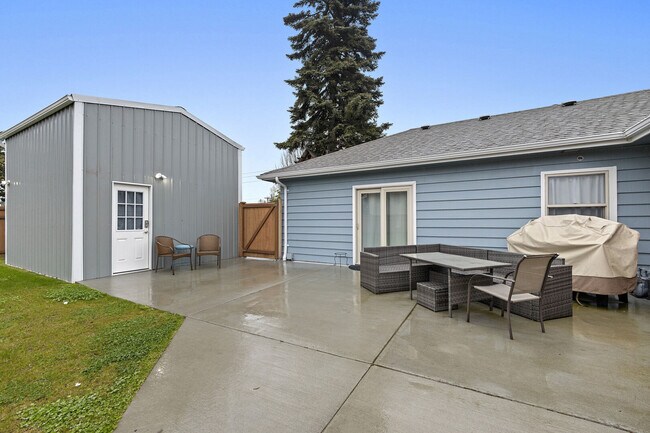 Building Photo - 1627 E Broadway