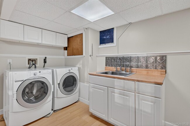 Building Photo - 350 Spring St