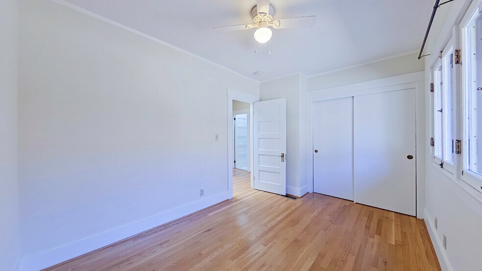 Building Photo - 1915 Las Lunas St