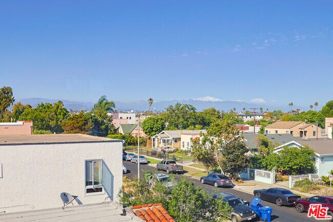 Building Photo - 1921 Carmona Ave