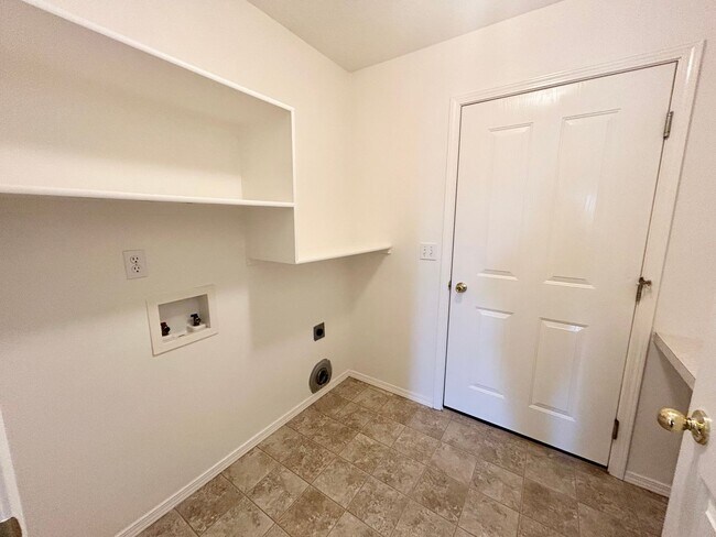 Building Photo - 4650 N Date Palm Ave