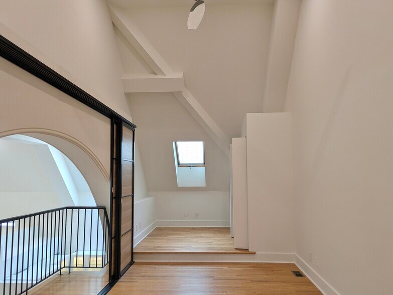 Building Photo - 1457 N California Ave