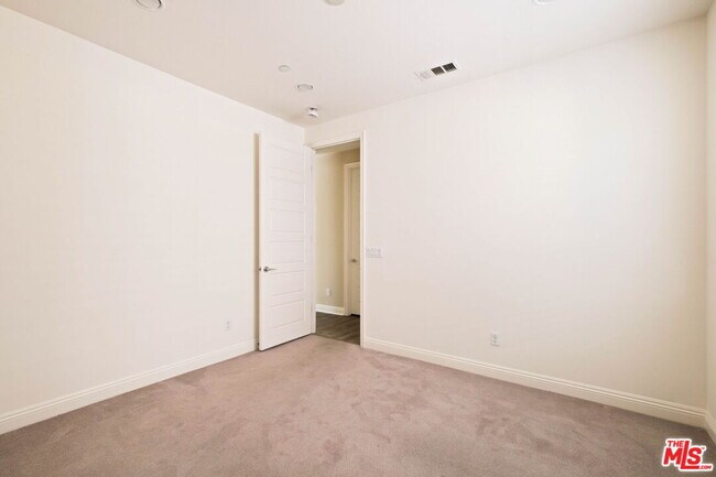 Building Photo - 5929 Spelthorne Ln
