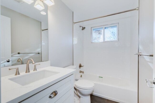 Building Photo - Remodeled 3 Bedroom Kirkland Home