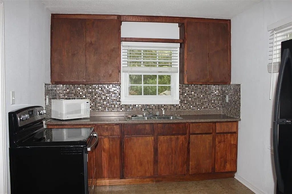 Kitchen - 319 Moody St