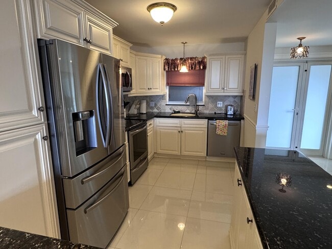 Building Photo - 328 N Ocean Blvd