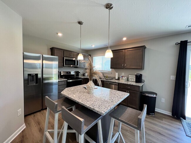 Building Photo - 7876 Ellington Ct