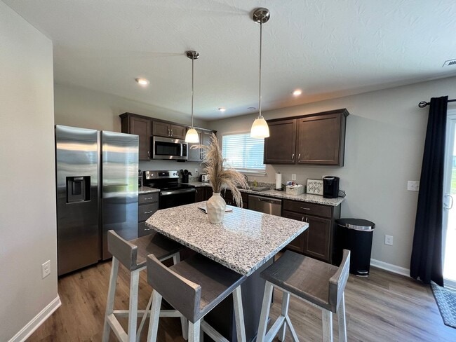 Building Photo - Great Neighborhood home with Pool and workout facility