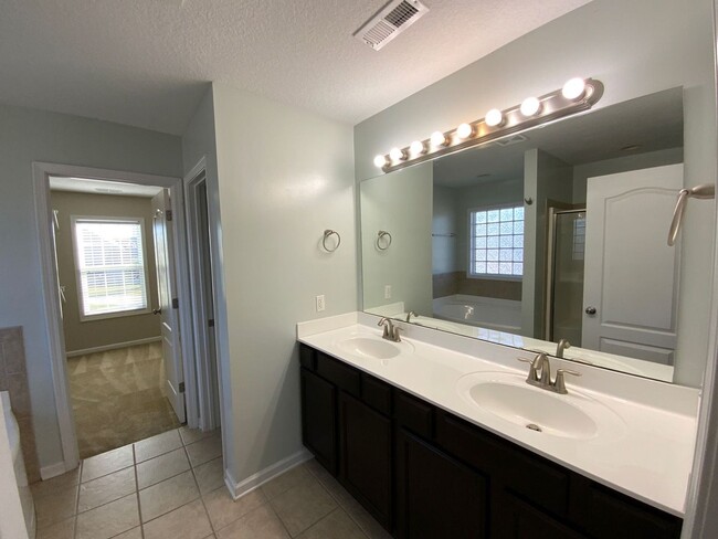 Building Photo - 4 BR 2.5 BA Carolina Plantations