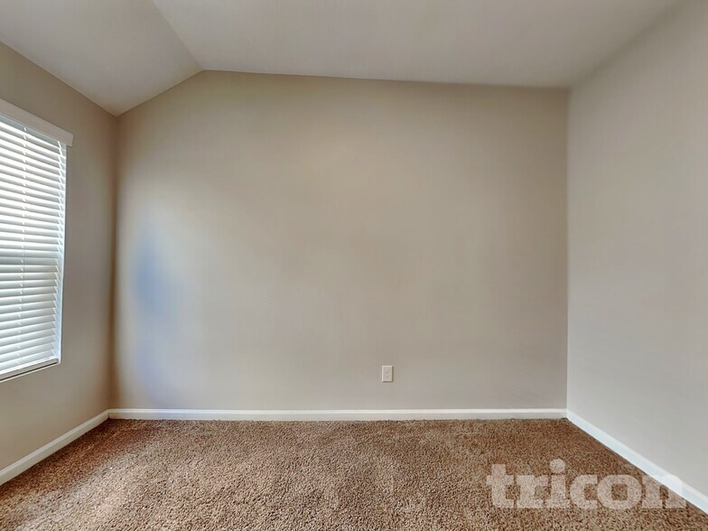Building Photo - 3250 Alexandria Dr