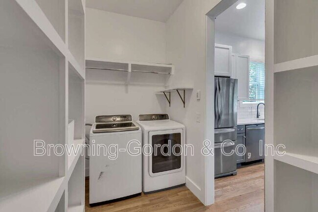Building Photo - 1137B Kirkland Ave