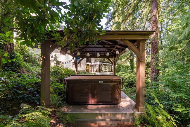 Building Photo - Luxurious Portland Heights home tucked away on a private street on nearly half an acre.