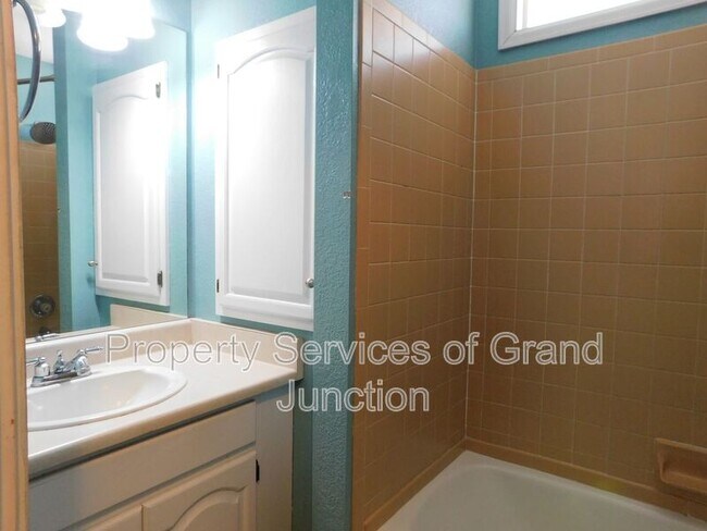 Building Photo - 2338 1/2 Rattlesnake Court