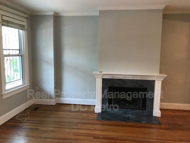 Building Photo - 309 9th St NE