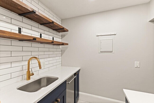 Building Photo - 473 Beacon St