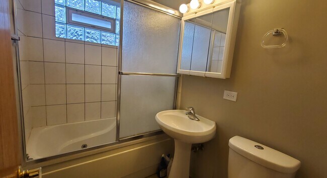 Building Photo - 6316 N Paulina St