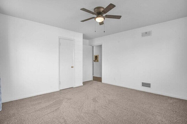 Building Photo - 3/1/1 close to medical and Texas Tech. Neutral colors.. Updated bath