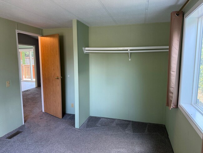 Building Photo - 3-bedroom 2 bath house in Springfield!