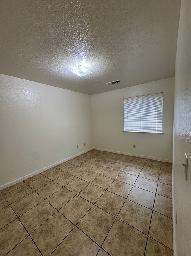 Building Photo - 3443