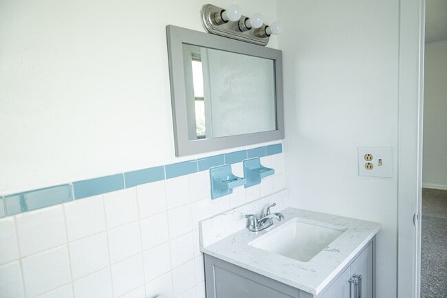 Building Photo - 912 Plato Ave