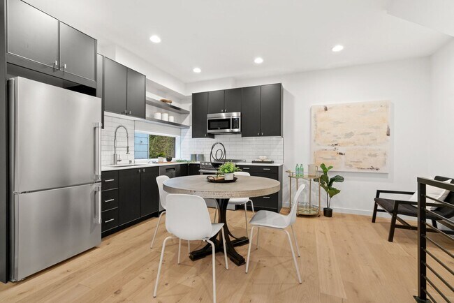 Building Photo - Like new 2 bedroom townhome in Georgetown