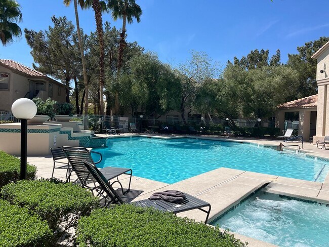 Building Photo - 2 bed, 2 bath condo located in gated community w/lush landscaping, 2 pools, spas, BBQ areas & clu...