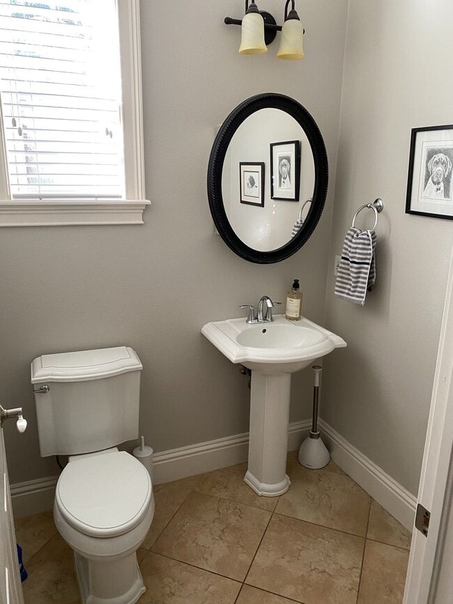 Building Photo - Secluded 4 Bed 3.5 Bath Near MacDill