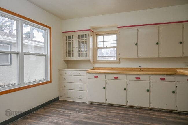 Building Photo - Large 6 Bedroom Home for Rent! Great Location on University!