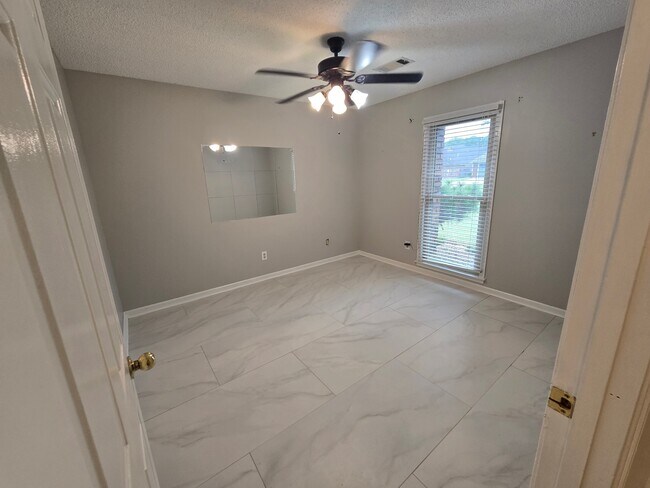 Building Photo - 4220 Glenroy Dr