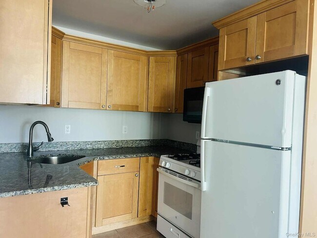 Building Photo - 16 Schneider Ave