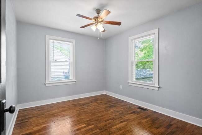Building Photo - 2 Bedroom Home For Rent Near Madison Street!