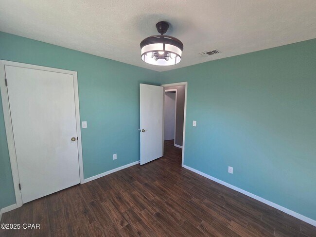 Building Photo - 209 S Maryella Ave