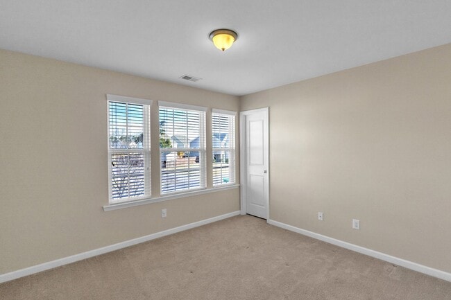 Building Photo - Large fenced yard corner lot - 4 Bedroom home in Moss Grove Plantation