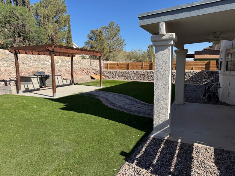 Building Photo - 7560 Luz De Lumbre Ave