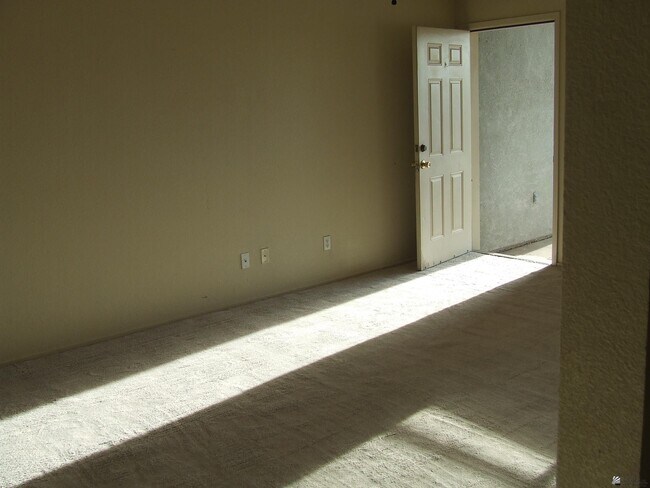 Building Photo - 2892-2827 S 27th Way