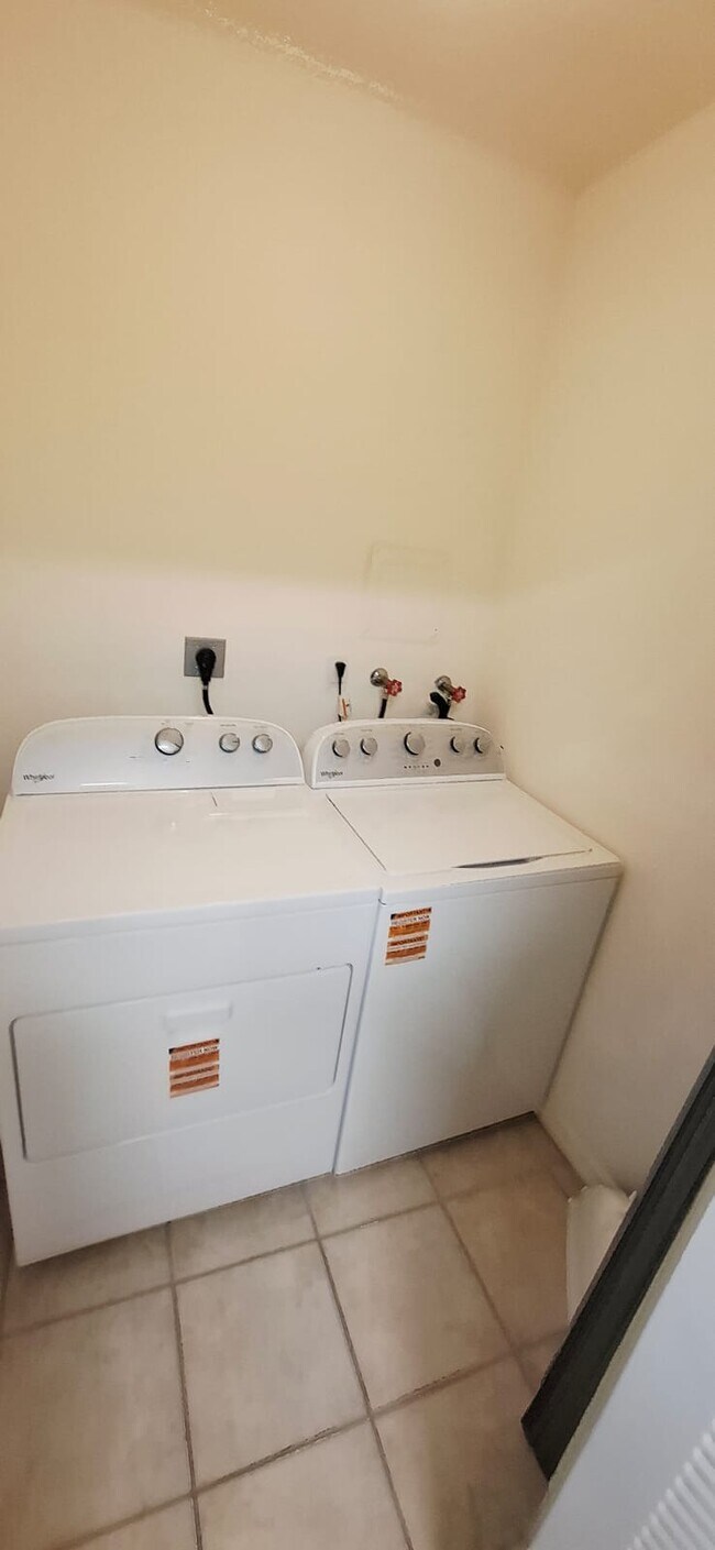 Building Photo - 9340 Fontainebleau Blvd