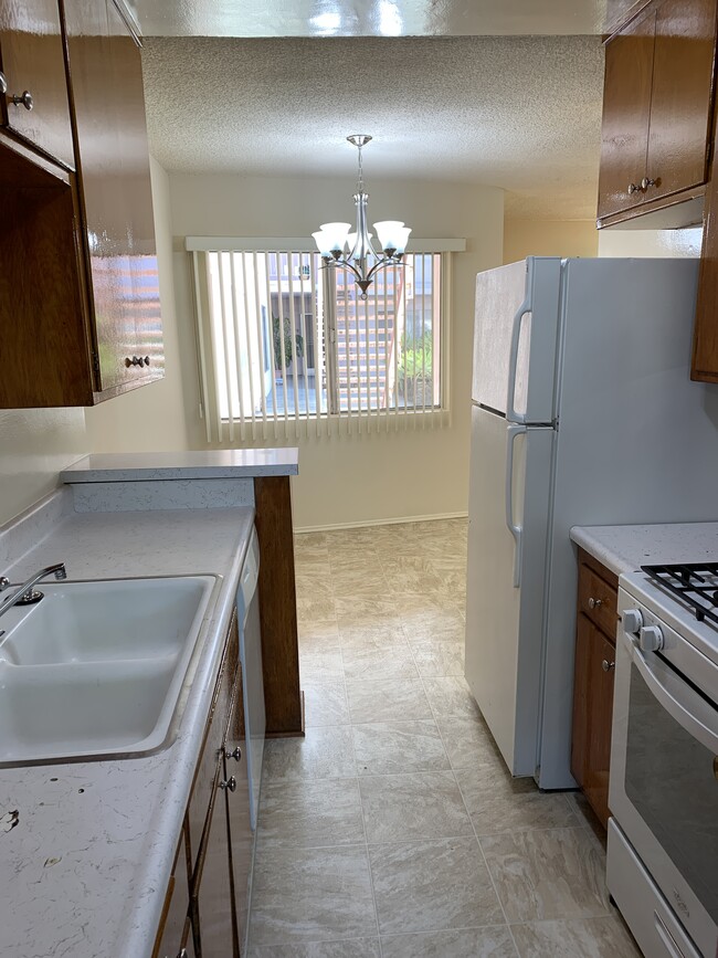 Kitchen & dining area - 1009 N Hayworth Ave