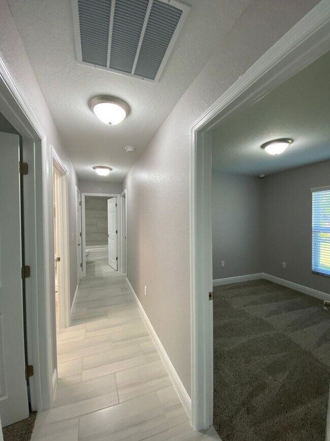 Building Photo - 52 Oak Cir