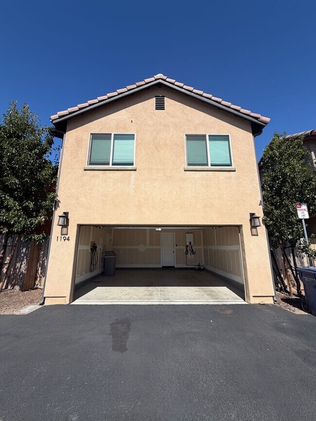Building Photo - 1194 Velarde Cir