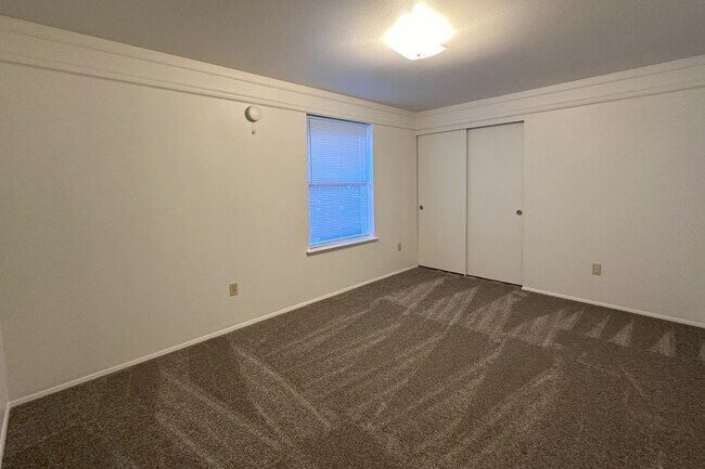 Building Photo - Nice 3 bd Rambler Availalbe for move in Oc...