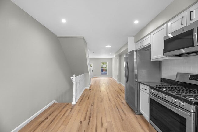 Building Photo - 146 N Ellwood Ave