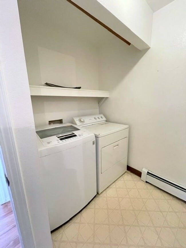 Building Photo - RARE FIND! Spacious and bright three bedroom apartment in South Anchorage with in unit laundry, f...