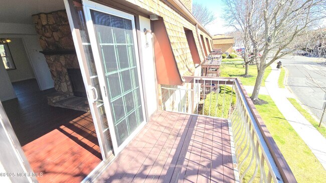 Building Photo - 1008 N Oaks Blvd