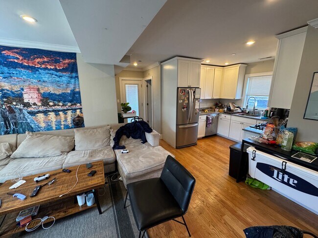 Building Photo - 183 River St