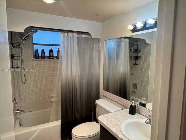 Building Photo - 950 Hillcrest Dr